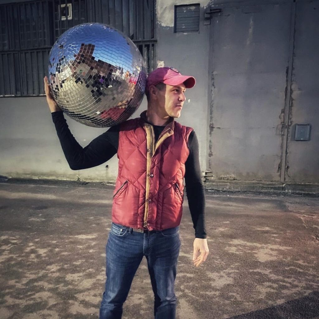 Benny Pitcher with Discoball on shoulders